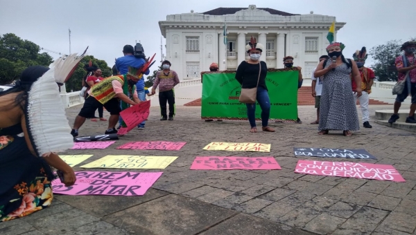 Indígenas protestam no centro de Rio Branco contra projeto de demarcação de terras